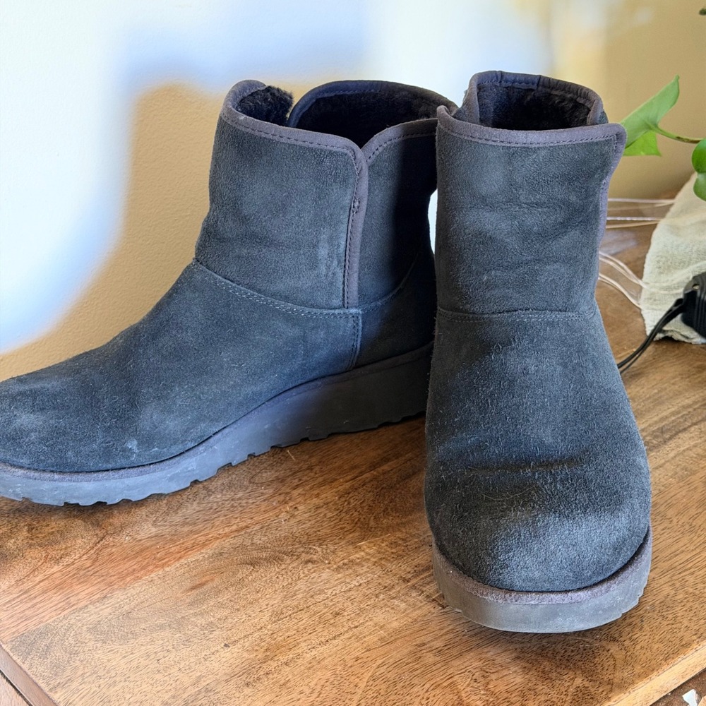 UGG Amie Suede Wedge Ankle Boots Shearling Lined Womens 8 Casual Chic Minimalist